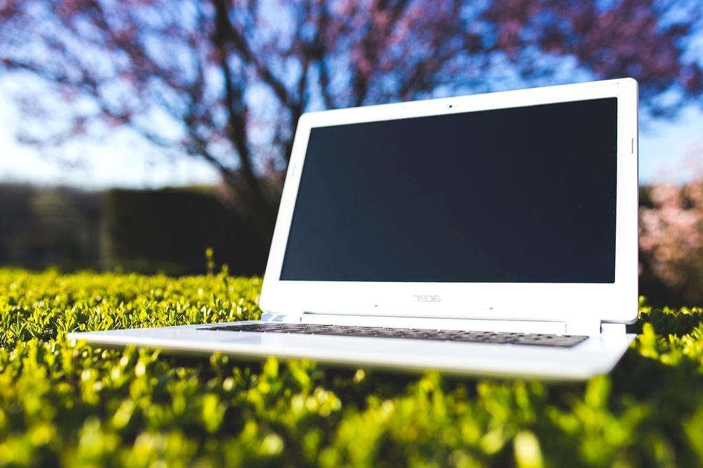 Quantum platform with glowing core and connected devices